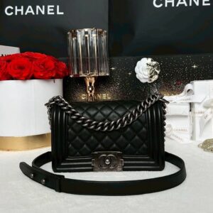 Used in good condition Chanel Boy 8” Lambskin Holo25 Full Set
