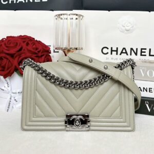 Very good condition chanel boy10 chevron lamb shinny black microchip Y2021 Fullset rec